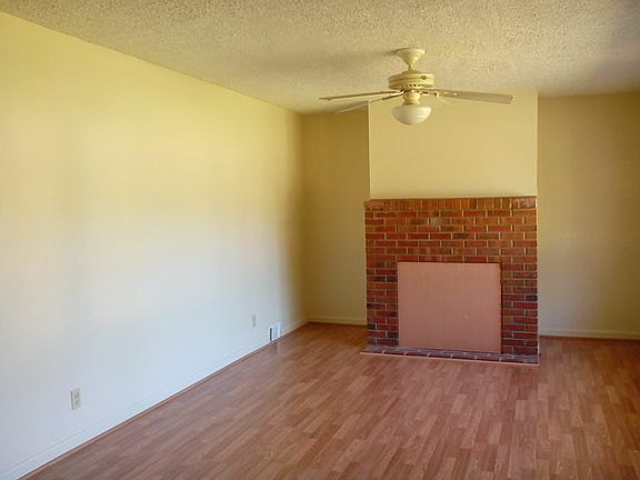 Bright Spacious Living Rm