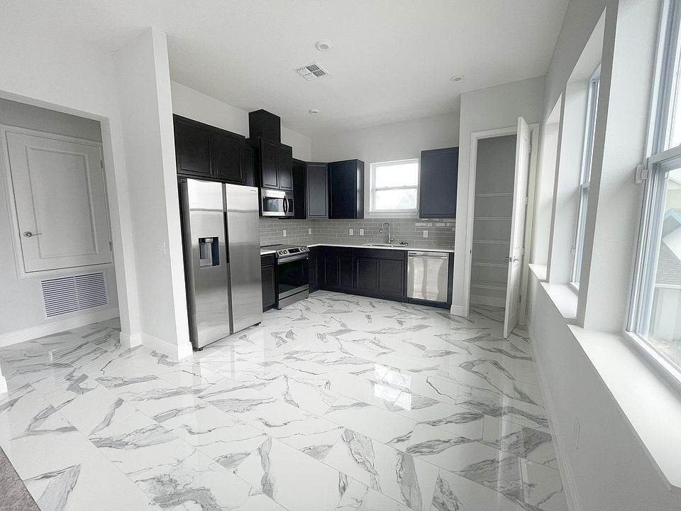 Beautiful Upgraded Kitchen