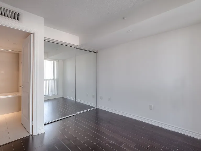 386 Yonge St #1816 — Photo 12
