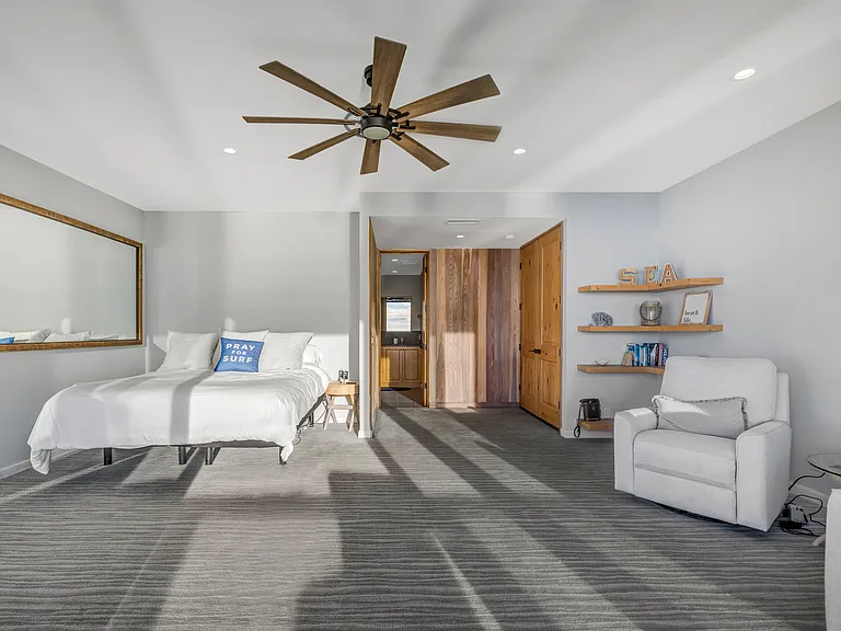 1686 Neptune Ave #1686 — Photo 6
