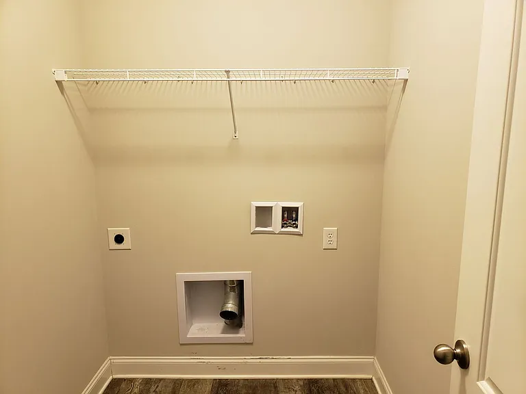 300 Addison Ct — Photo 5