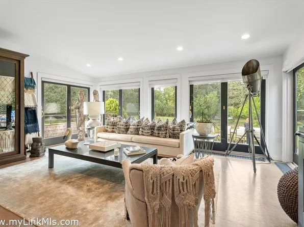 49 Oak Ln, West Tisbury, MA 02575