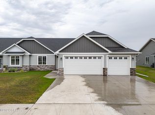 325 Cromwell Dr, Grand Forks, ND 58201