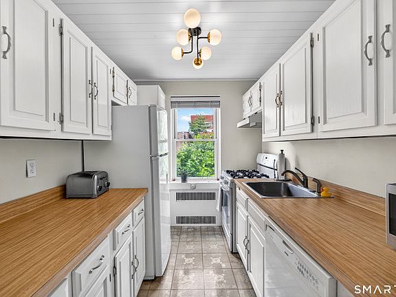 5th image of 70 Strawberry Hill Ave APT 6-3C
