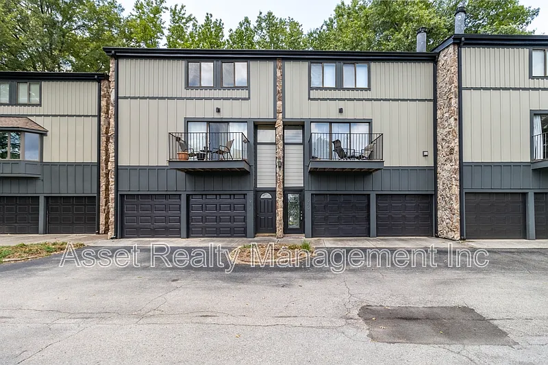 3 bed, 2.5 bath, 1680 sqft, $2,100 — Photo 1