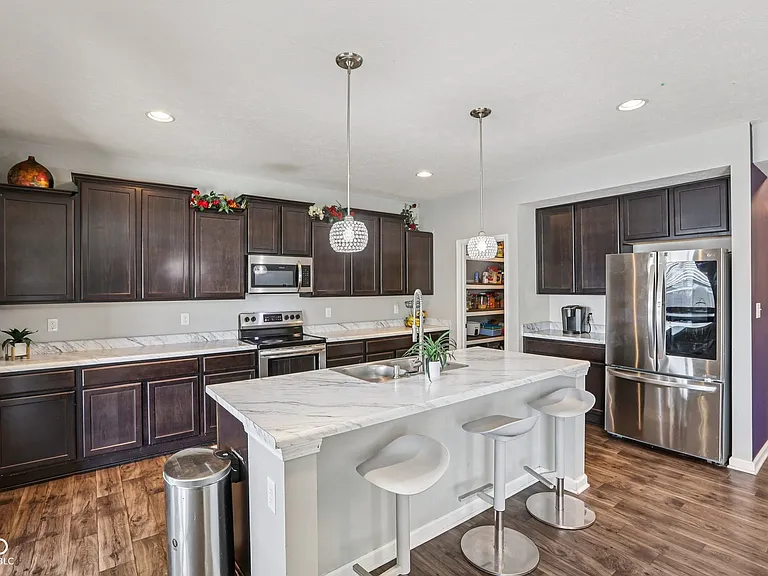 6673 Laurelwood Dr — Photo 16