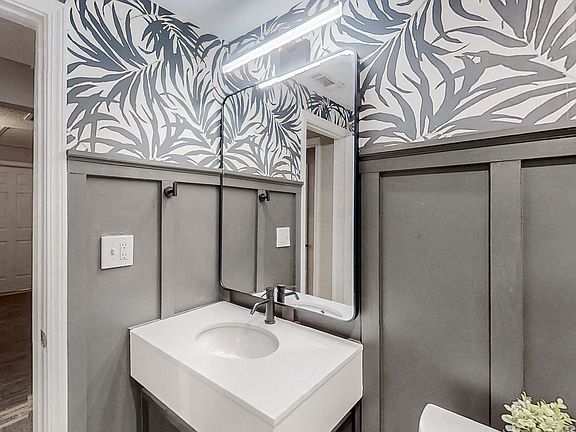 Bathroom shared by rooms 5 and 6 only