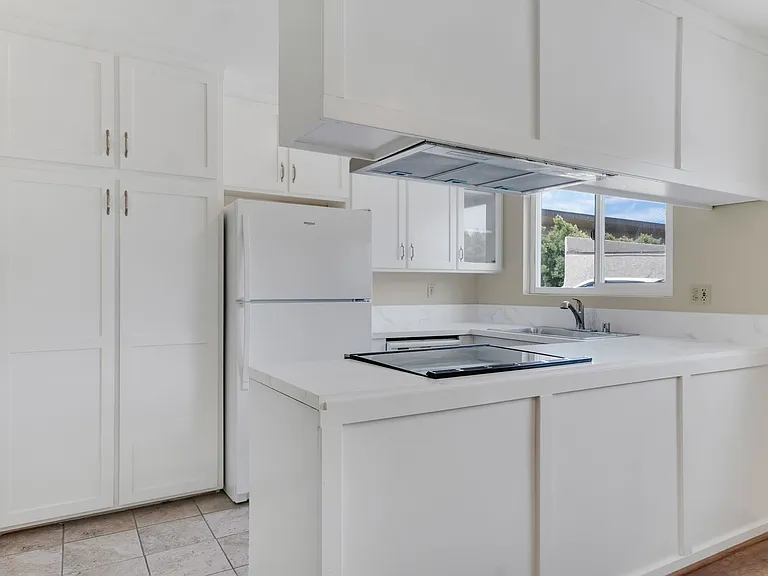 1690 E Hillcrest Dr — Photo 17