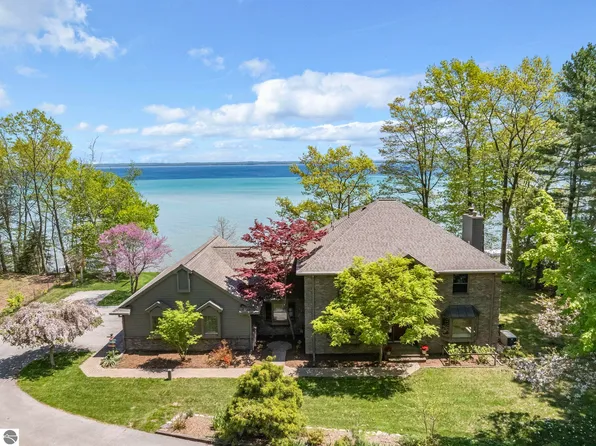 17744 Smokey Hollow Rd, Traverse City, MI 49686