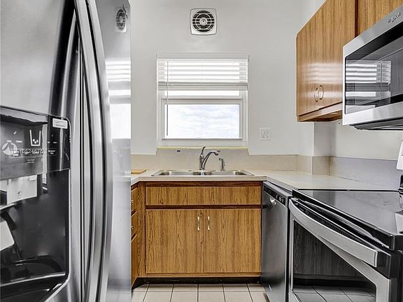 4th image of 4747 Collins Ave APT 503