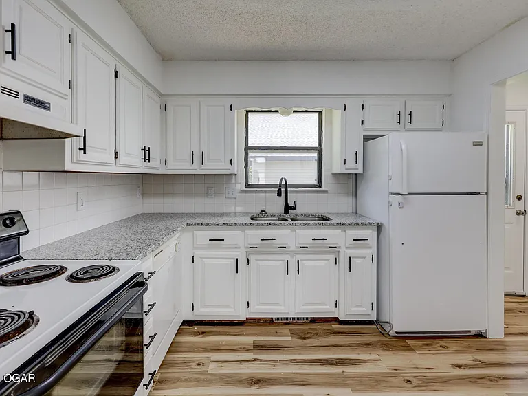 3040 W 15th St — Photo 8