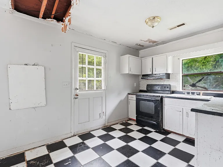 615 Macon St — Photo 14