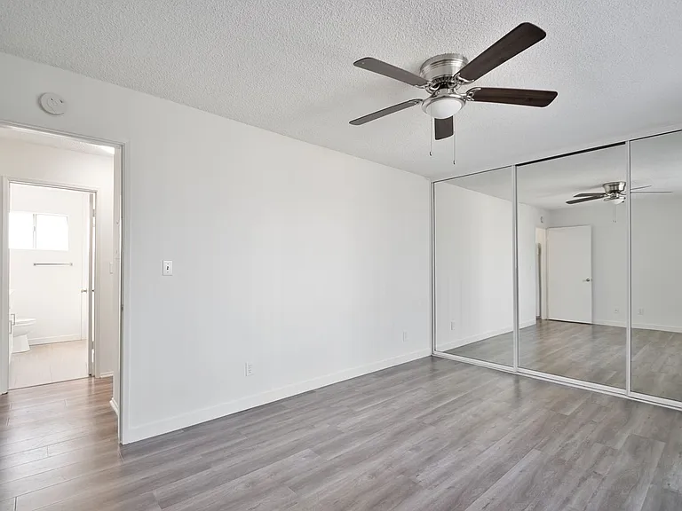 2302 Marshallfield Ln — Photo 12