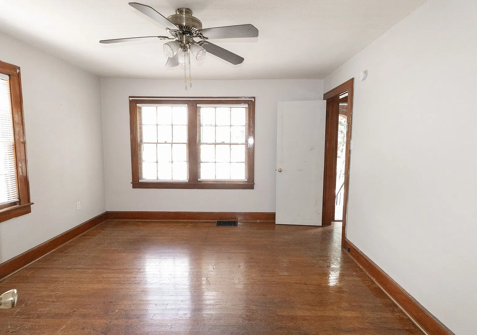 Charming 3 bed | 2 bath home in the heart of downtown! — Photo 4