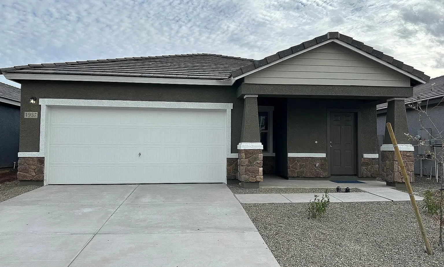 3 bed, 1402 sqft, $2,100 — Photo 1