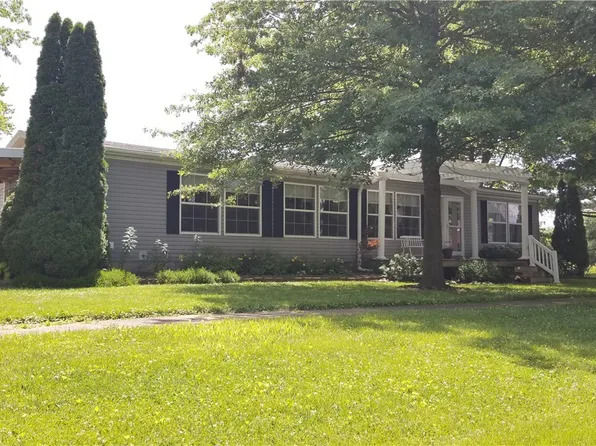 211 S Cedar St, Stewardson, IL 62463