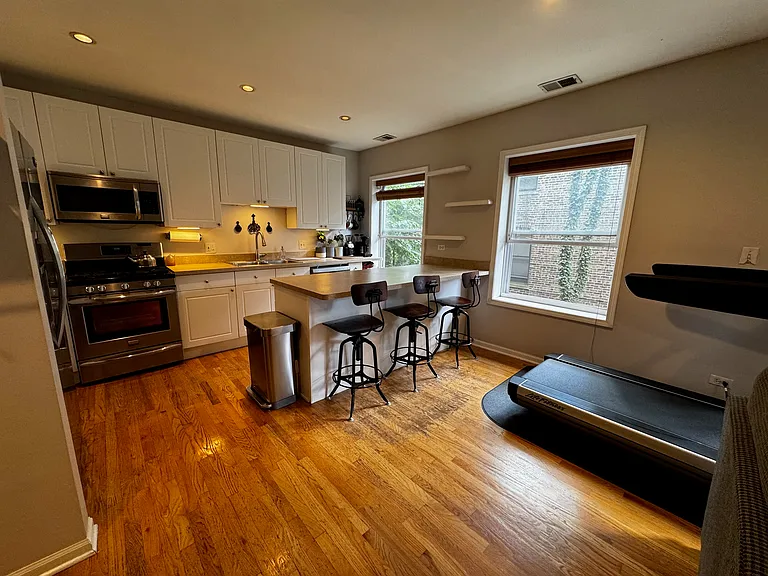 1050 W Dakin St — Photo 18