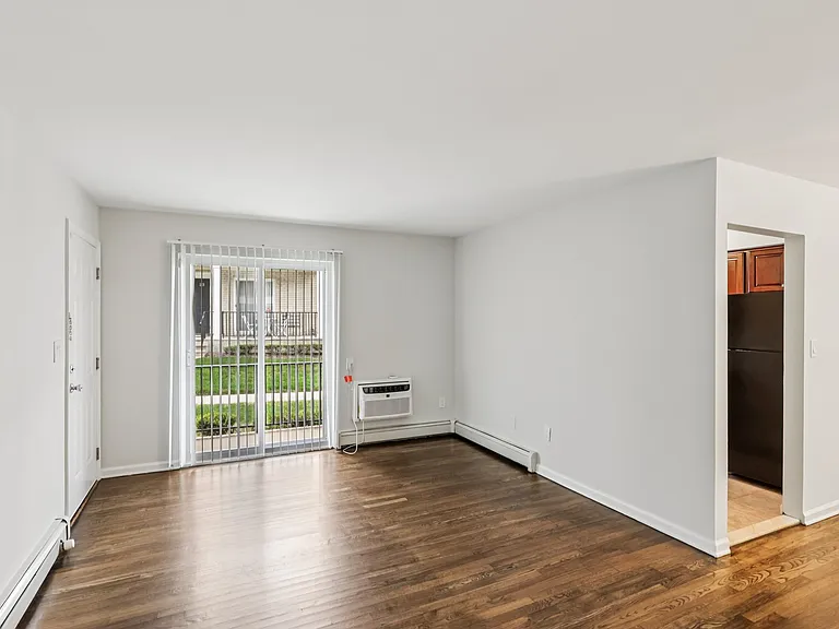Queens Gardens Apartments — Photo 14