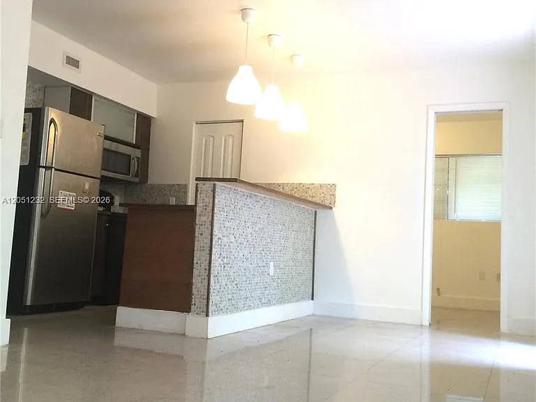 7025 Rue Granville #1 — Photo 2