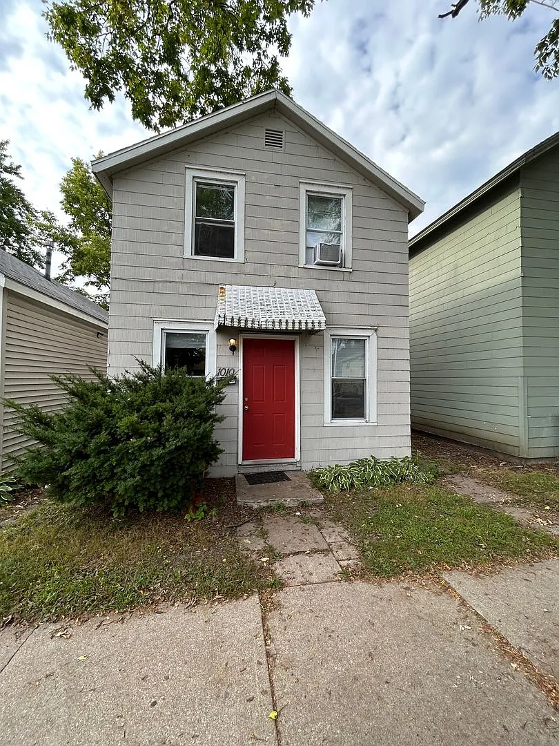 3 Bedroom House Steps from UW-La Crosse — Photo 1
