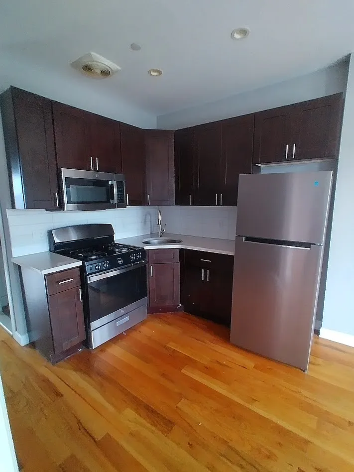 3 bed, 1000 sqft, $2,600 — Photo 3