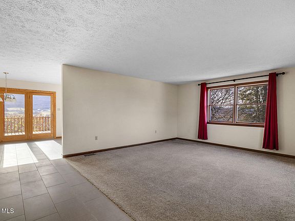 4th image of 238 Donna St