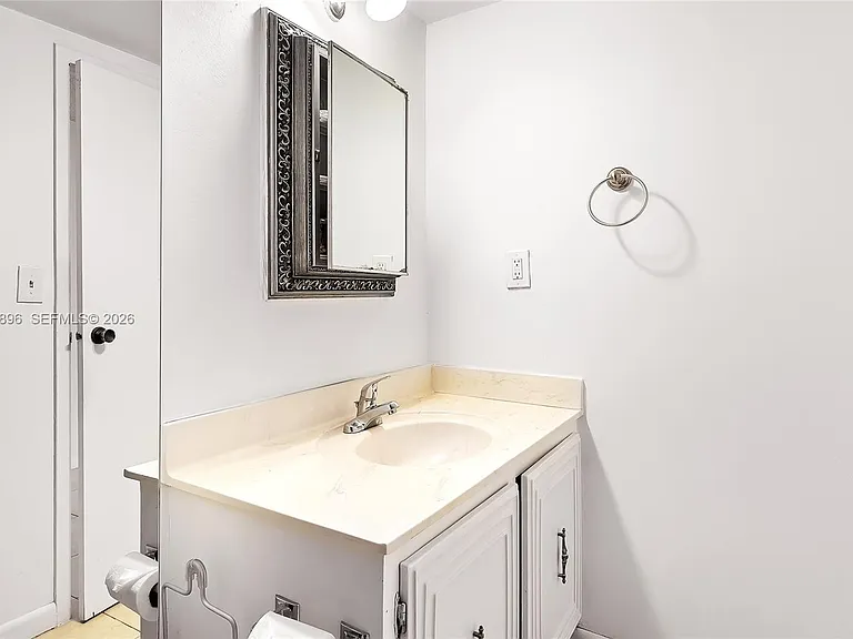 800 Parkview Dr #901 — Photo 29