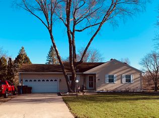 2166 Country Ln, Waterloo, IA 50701