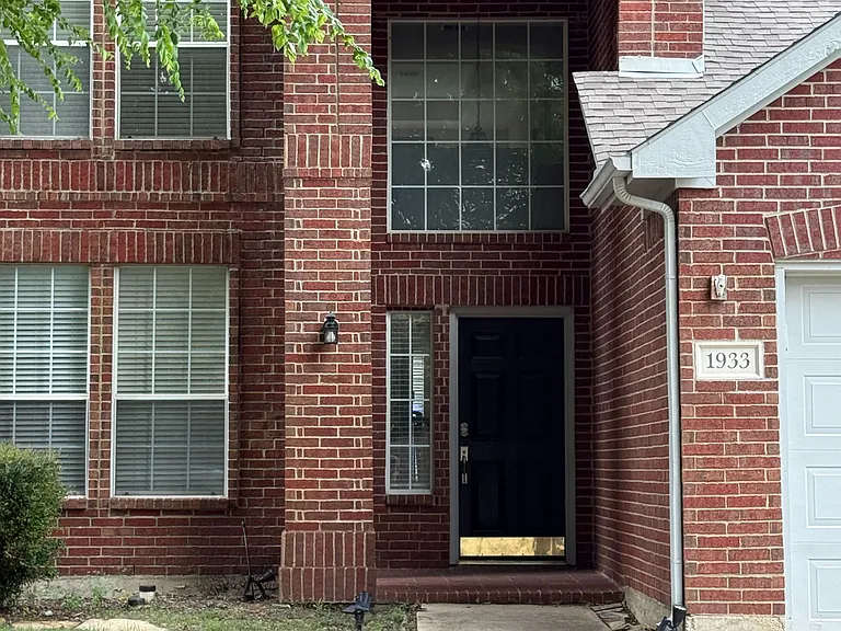 1933 Parktree Dr — Photo 2