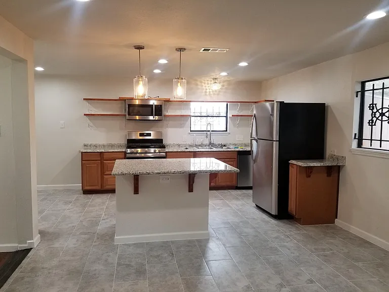 6830 Greenhurst St — Photo 9