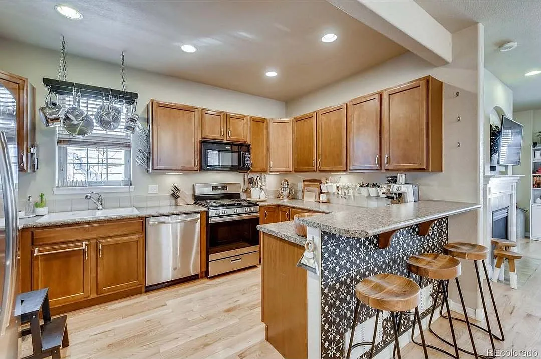 3 bed, 2.5 bath, 2500 sqft, $3,300 — Photo 4