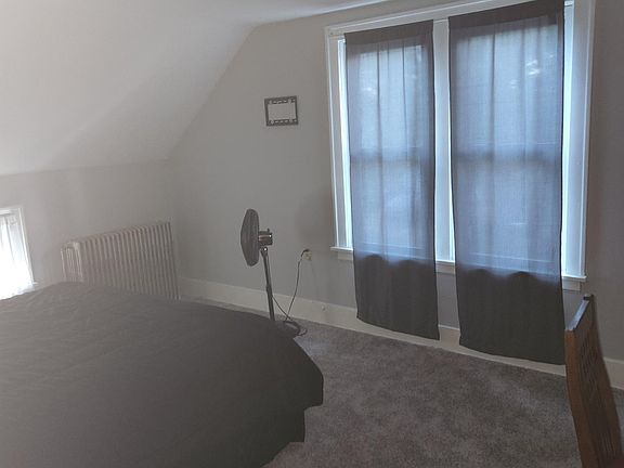 2nd image of 284 Morton St E