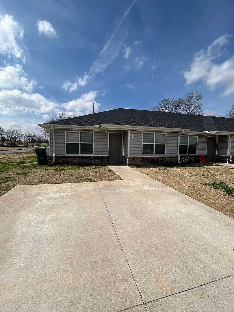 644 Hidden Springs Dr. — Photo 2