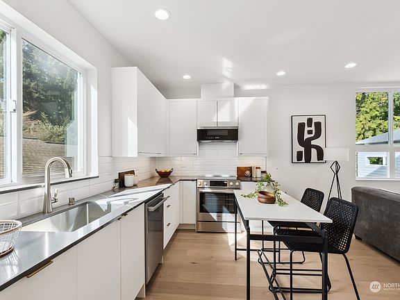 4th image of 7717 45th Avenue NE #B