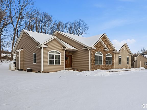3rd image of 16 Crystal Brook Road