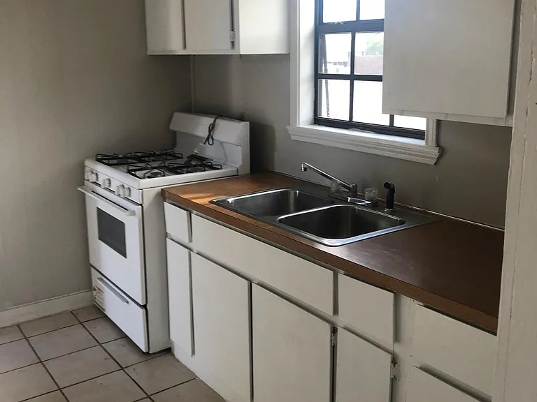 689 W Sauz Ave — Photo 7
