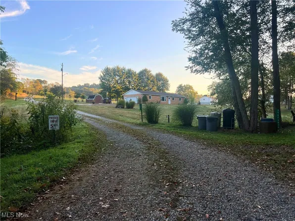 7898 State Route 800 NE, Zoarville, OH 44656