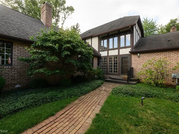 16 S Bentley Dr SE, Canton, OH 44709