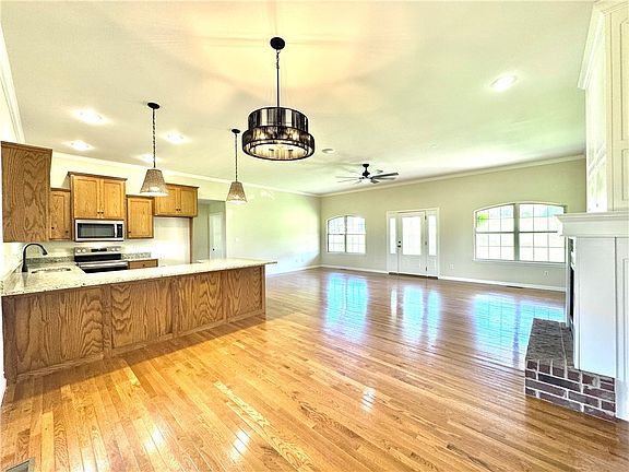 5th image of 3213 Huntington Dr