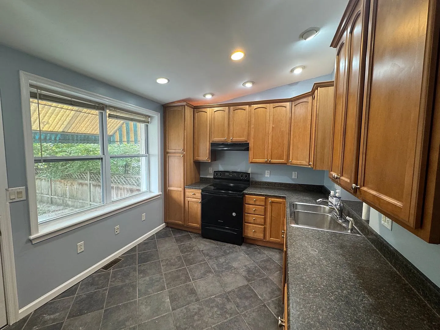 Manayunk Beautiful 4 Bedroom Row $2,250/month — Photo 3