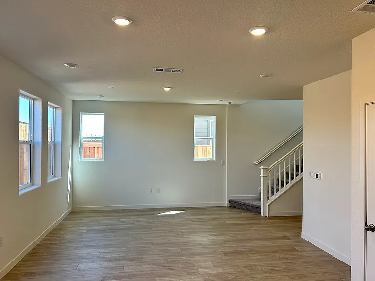 1127 Bengal Loop — Photo 3
