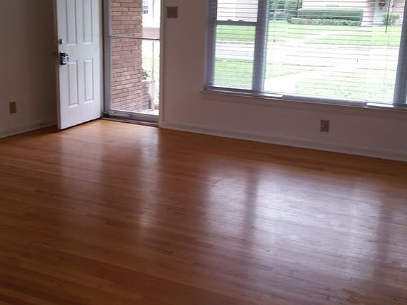 3rd image of 311 Waxwood Ln
