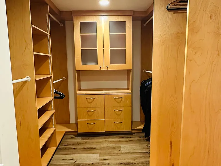 Master Bed - Walkin Closet