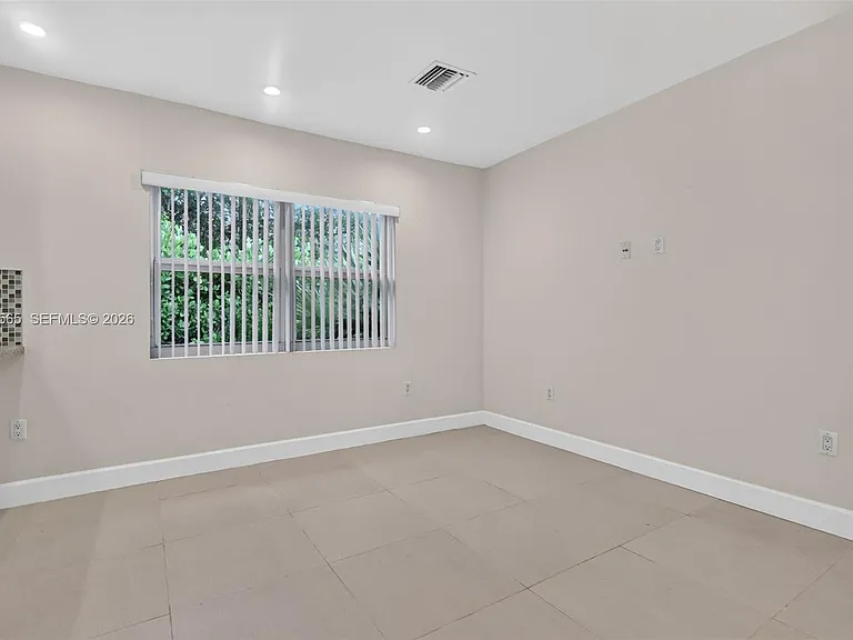 12800 NE 11th Ave #3 — Photo 2