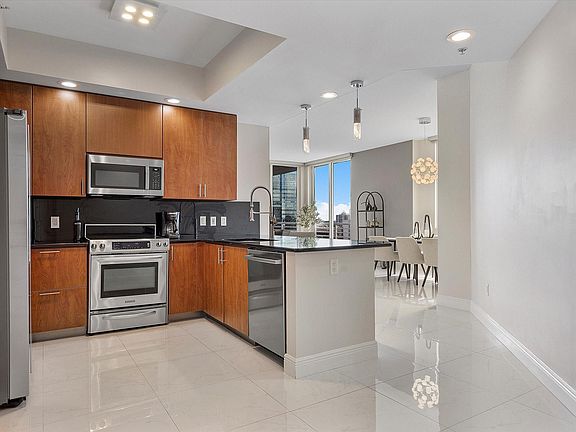 4th image of 315 NE 3rd Avenue #1003