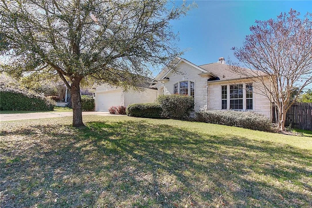 4 bed, 2.0 bath, 2456 sqft, $3,095 — Photo 1