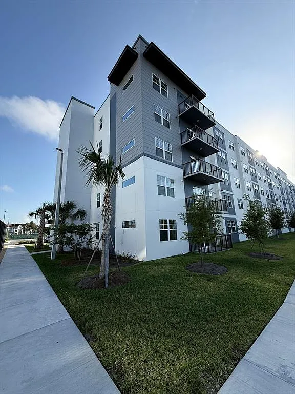 2 bed, 2.0 bath, 1023 sqft, $1,900 — Photo 3