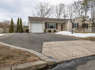 8 Shelley Court, Middle Island, NY 11953