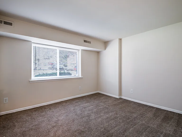 Bennington Crossings Apartment Homes — Photo 15