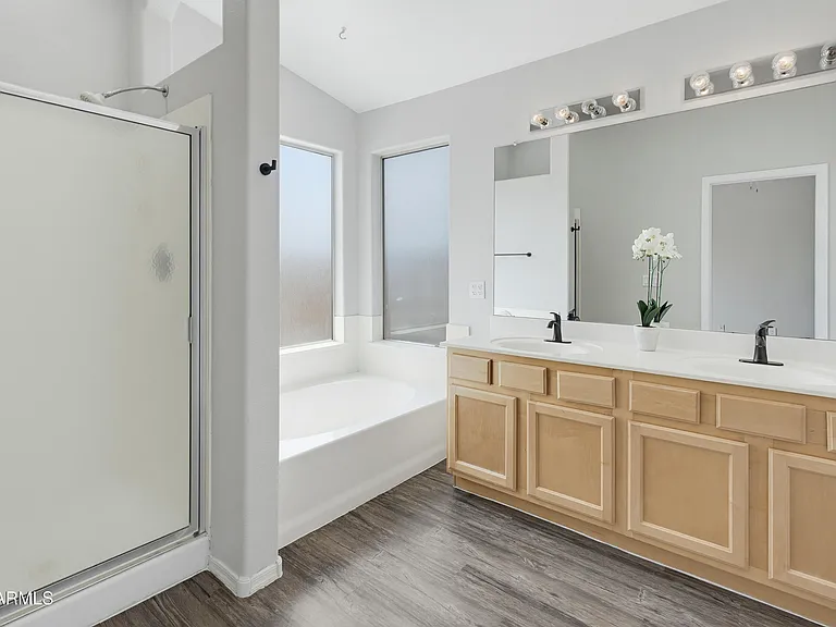 543 W Grovers Ave — Photo 9